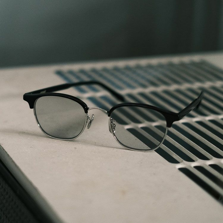 FUTURE フューチャー（調光レンズ）