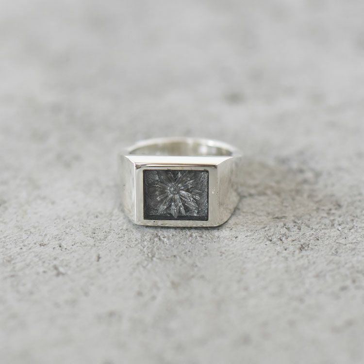 Signet Ring with Steel Gray Flower シグネットリングウィズスチールグレーフラワー